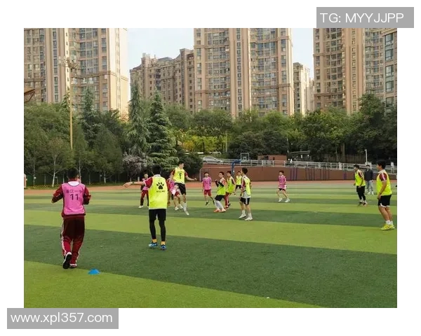 激情四溢的足球班级联赛开启青春对决，展现团队精神与竞技风采